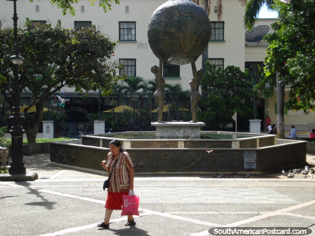 Parque de Santander com monumento de globo e fonte em Bucaramanga. (640x480px). Colmbia, Amrica do Sul.