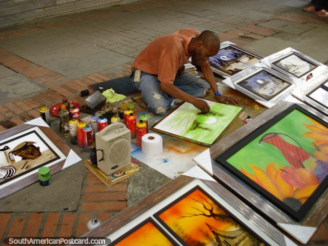 Un hombre pinta cuadros con aerosoles en Bucaramanga. (640x480px). Colombia, Sudamerica.