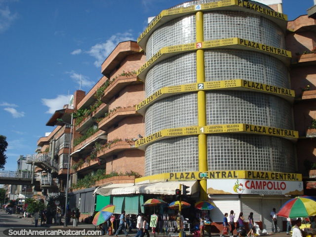 Plaza Central in Bucaramanga, shopping and more shopping. (640x480px). Colombia, South America.