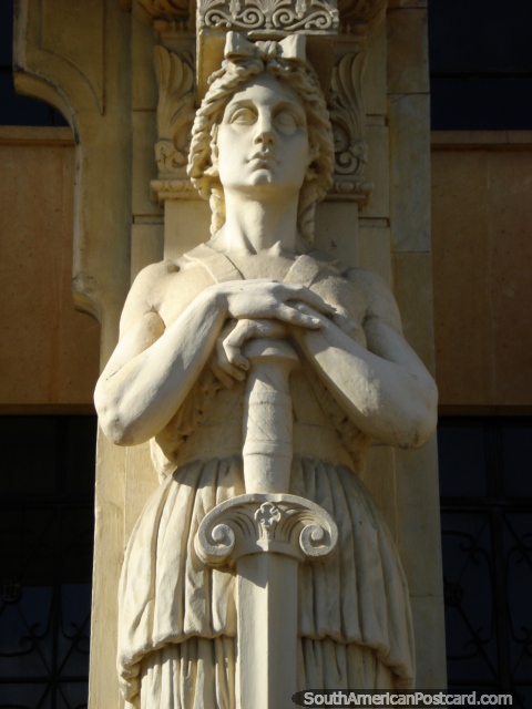 Figura na entrada em Palacio de Justicia - Vicente Azuero Plata, Bucaramanga. (480x640px). Colmbia, Amrica do Sul.