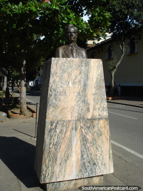 El poeta Aurelio Martinez Mutis (1884-1954), busto en Bucaramanga. (480x640px). Colombia, Sudamerica.