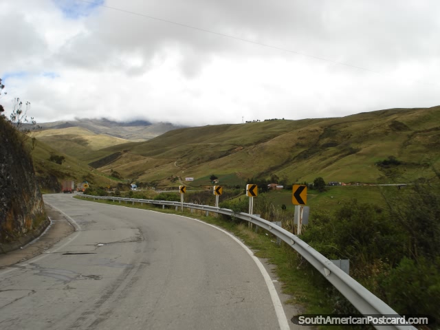 El balanceo alrededor de las colinas curvas en el camino a Cucuta de Bucaramanga. (640x480px). Colombia, Sudamerica.