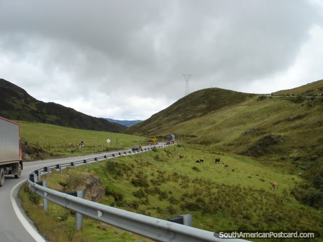 La conducción a través de tierras de labranza en las colinas entre Bucaramanga y Cucuta. (640x480px). Colombia, Sudamerica.