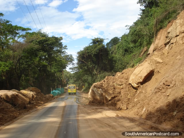 La mitad del acantilado se cayó en el camino en un huaico grande cerca de Cucuta. (640x480px). Colombia, Sudamerica.