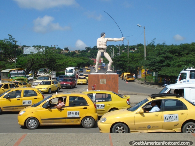 O homem com monumento de arco e flecha em Cucuta. (640x480px). Colmbia, Amrica do Sul.