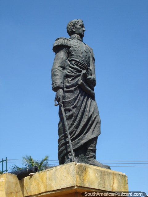Estátua de Manuel Guillermo Mora J, antigo prefeito de Cucuta. (480x640px). Colômbia, América do Sul.