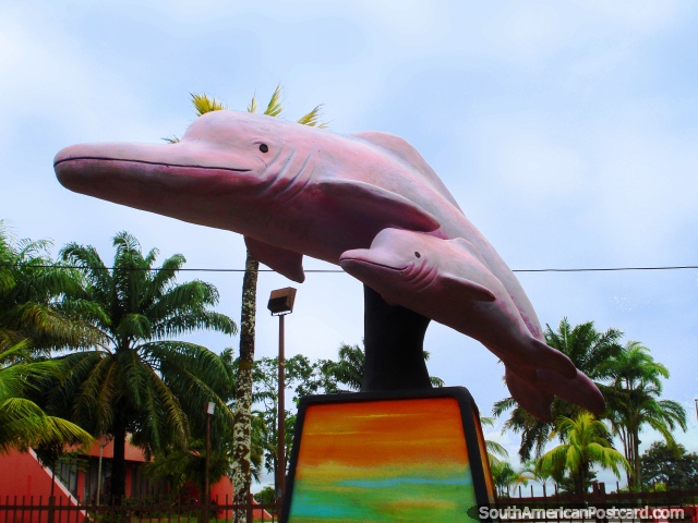 Monumento de delfines del beb y la madre rosado en Leticia. (640x480px). Colombia, Sudamerica.