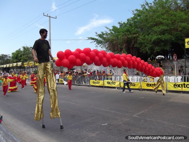 Homem de pernas de pau e balões vermelhos em Carnaval de Barranquilla. (640x480px). Colômbia, América do Sul.