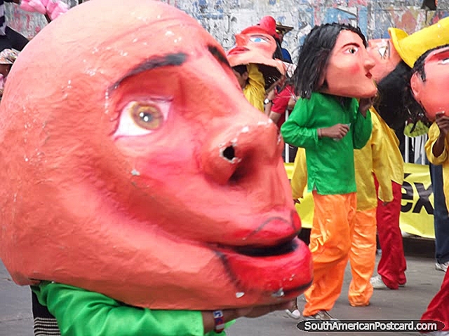 Los jefes que bailan, la gente con cabezas grandes en Carnaval Barranquilla. (640x480px). Colombia, Sudamerica.