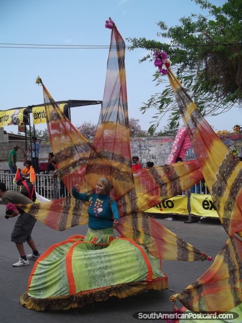 Vestidos com formas de estrela usadas por bailarinos em Carnaval de Barranquilla. (480x640px). Colmbia, Amrica do Sul.