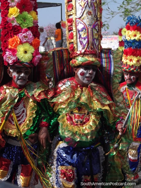 Trajes intrincados y vistosos llevados por hombres en el Carnaval Barranquilla. (480x640px). Colombia, Sudamerica.