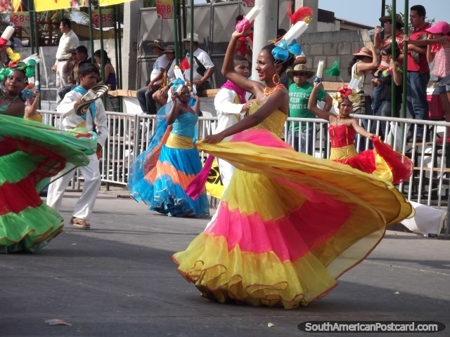 A bailarina de mulher roda o seu vestido amarelo e rosa no Carnaval de Barranquilla. (640x480px). Colômbia, América do Sul.