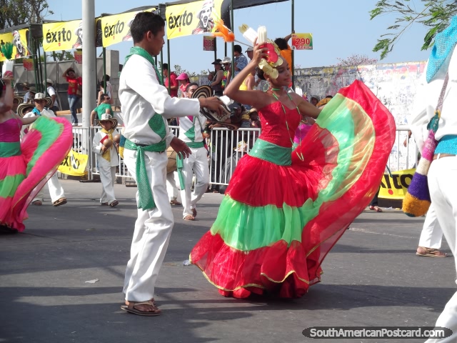El varn y la bailarina entretienen las muchedumbres en el Carnaval Barranquilla. (640x480px). Colombia, Sudamerica.
