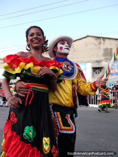 Cumbiamberos, a mulher e o homem dançam parceiros no Carnaval de Barranquilla. (480x640px). Colômbia, América do Sul.