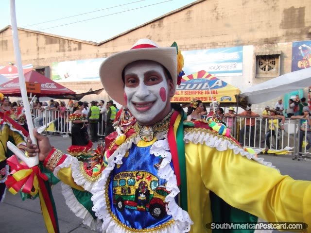 Homem com facepaint branco e traje tradicional em Carnaval de Barranquilla. (640x480px). Colmbia, Amrica do Sul.