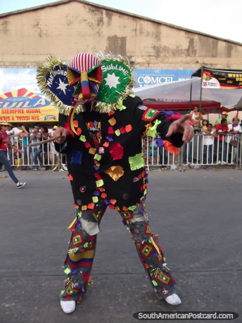 Um traje como nenhum outro usado em Carnaval de Barranquilla. (480x640px). Colômbia, América do Sul.