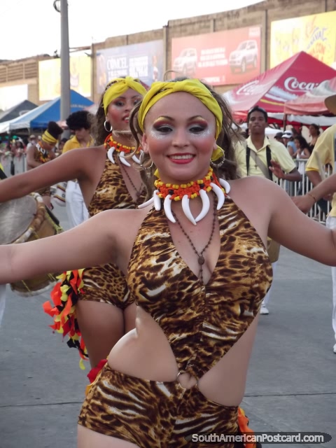 Dançarina com equipamentos felinos que dançam no Carnaval de Barranquilla. (480x640px). Colômbia, América do Sul.