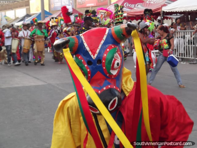 A cabeça de um traje de touros em Carnaval de Barranquilla. (640x480px). Colômbia, América do Sul.