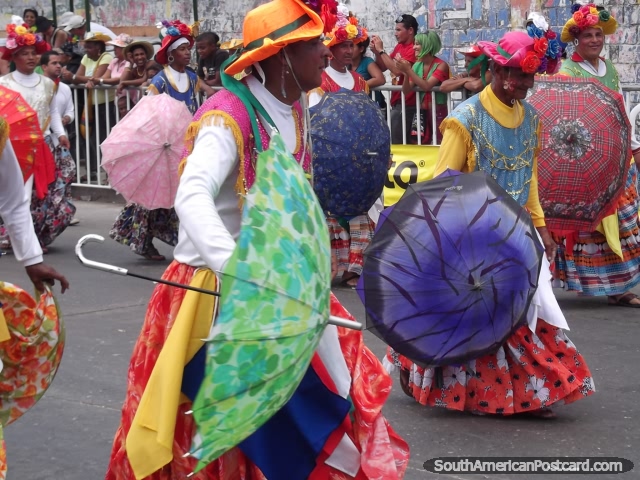 Homens com guarda-chuvas e uso de vestidos de senhoras e chapus em Carnaval de Barranquilla. (640x480px). Colmbia, Amrica do Sul.