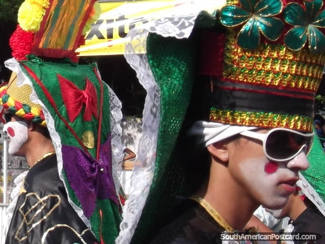 Costas com costas trajes, 2 homens em Carnaval de Barranquilla. (640x480px). Colmbia, Amrica do Sul.