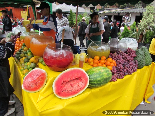 Sucos de fruto e fruto de venda em mercado de Bogot. (640x480px). Colmbia, Amrica do Sul.