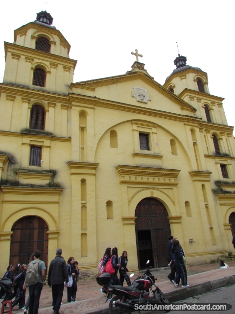 Igreja da Candelaria igreja amarela em área histórica de Bogotá. (480x640px). Colômbia, América do Sul.