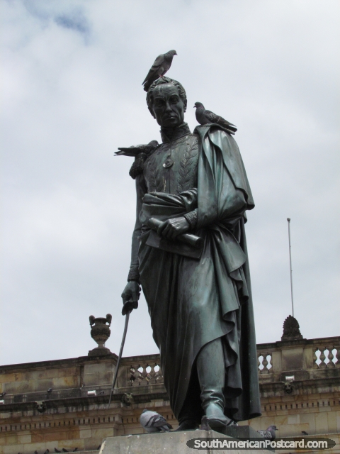Estatua de Simon Bolivar (1783-1830), en Plaza Bolivar en Bogotá. (480x640px). Colombia, Sudamerica.
