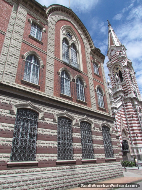 A igreja de Santurio Nuestra Senora do Carmen construiu em 1927 em Bogot. (480x640px). Colmbia, Amrica do Sul.