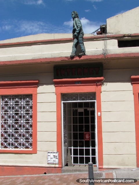 Casas de cor e esculturas em telhados em La Candelaria, Bogot. (480x640px). Colmbia, Amrica do Sul.