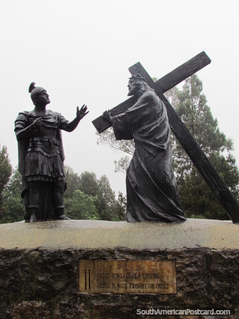 Jesus transporta a cruz, um monumento em Monserrate em Bogot. (480x640px). Colmbia, Amrica do Sul.