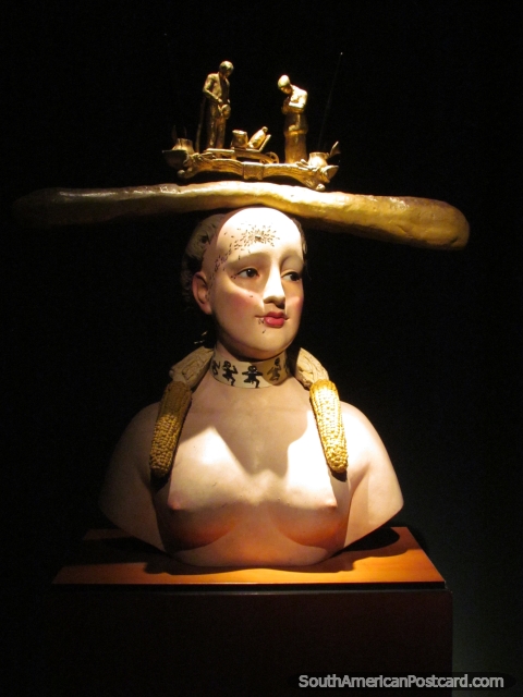 Figura de Busto retrospectivo de mujer en Museo Botero en Bogot. (480x640px). Colombia, Sudamerica.