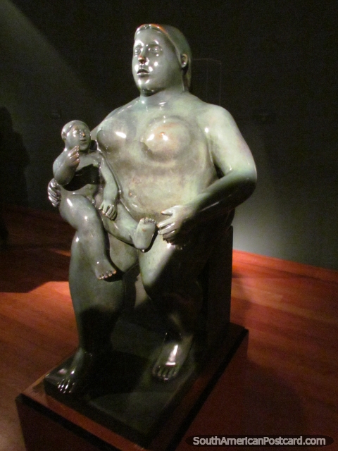 Figura de bronce de Maternidad en Museo Botero en Bogotá. (480x640px). Colombia, Sudamerica.