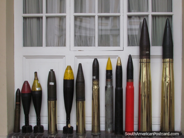 Uma tabela de msseis e bombas em Museu Militar, museu militar em Bogot. (640x480px). Colmbia, Amrica do Sul.