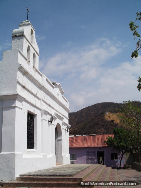 Tagangas iglesia blanca y el lugar sagrado en la colina. (480x640px). Colombia, Sudamerica.