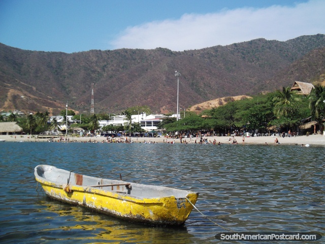 Olhar em direção a praia de Taganga com um barco amarelo no primeiro plano. (640x480px). Colômbia, América do Sul.