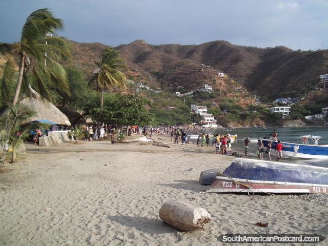 Uma visão através da praia em Taganga. (640x480px). Colômbia, América do Sul.