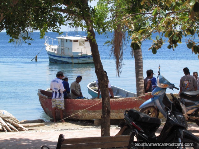 Os pescadores de Tagangas aparecem na praia. (640x480px). Colmbia, Amrica do Sul.
