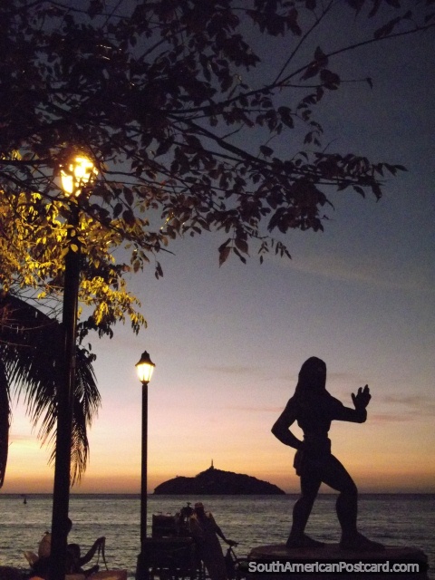 Santa Marta a noite com silhueta de monumento de Tayrona e a Ilha de Morro. (480x640px). Colômbia, América do Sul.
