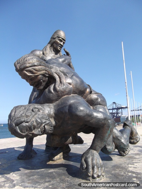 3 monumento de guerreiros de Tayrona no figura médio atrás de praia em Santa Marta. (480x640px). Colômbia, América do Sul.