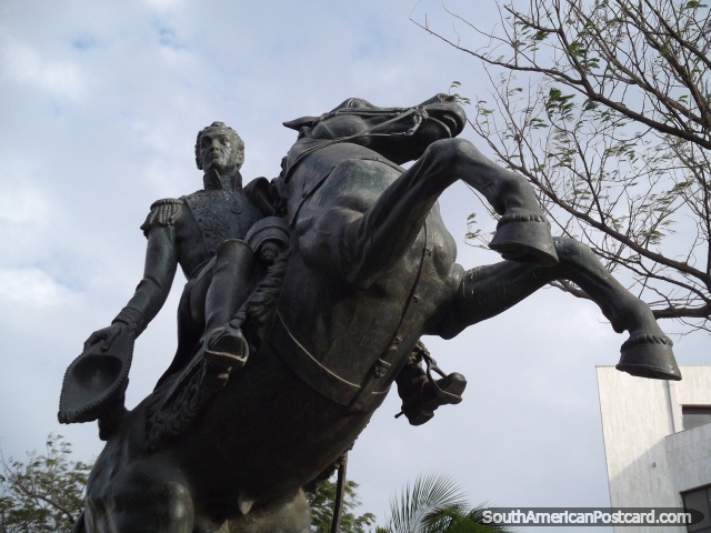 Monumento de Simon Bolivar no seu cavalo no parque em Santa Marta. (640x480px). Colômbia, América do Sul.