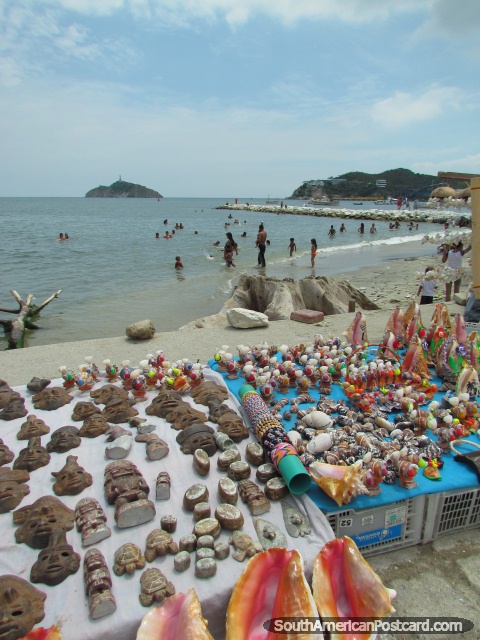 Conchas coloridas e lembranas de Tayrona de venda em Santa Marta. (480x640px). Colmbia, Amrica do Sul.
