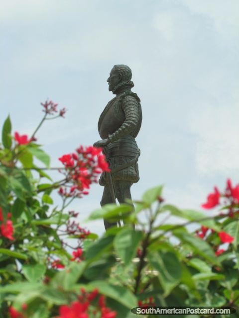 Rodrigo de Bastidas (1460-1527) monumento, o fundador de Santa Marta, que está em flores vermelhas. (480x640px). Colômbia, América do Sul.
