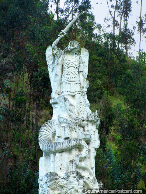 Alto monumento en Las Lajas en Ipiales de persona con espada. (480x640px). Colombia, Sudamerica.