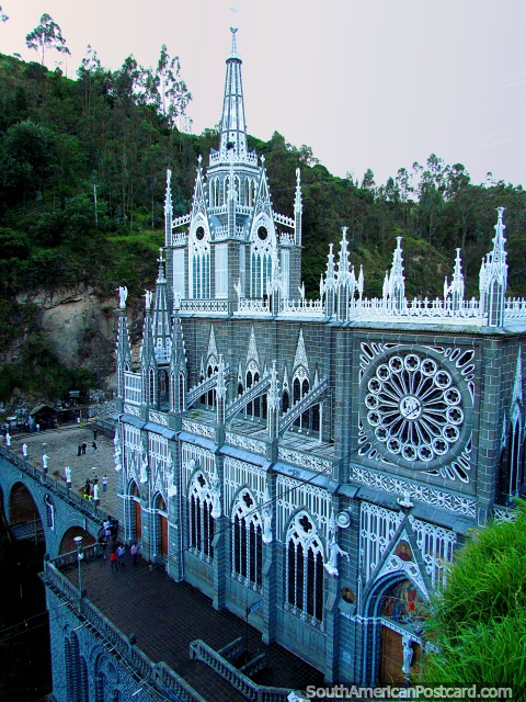 O Santurio da nossa Senhora da igreja de Las Lajas baseou-se em uma ponte em Ipiales. (480x640px). Colmbia, Amrica do Sul.