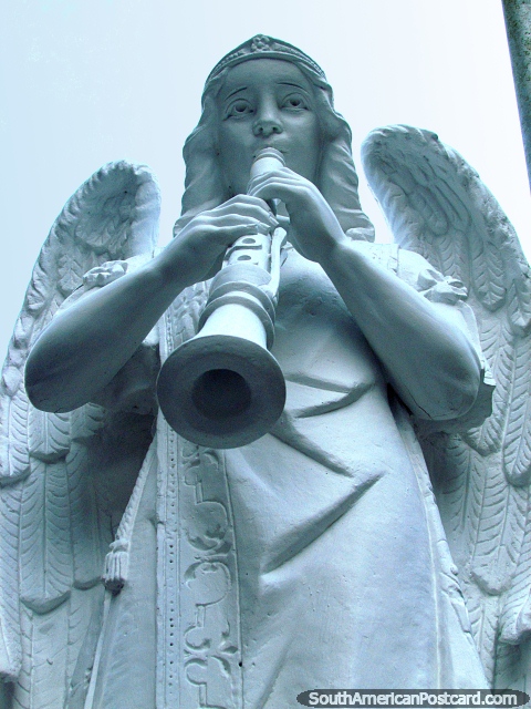 Um anjo leva um instrumento de sopro em Las Lajas, Ipiales. (480x640px). Colmbia, Amrica do Sul.