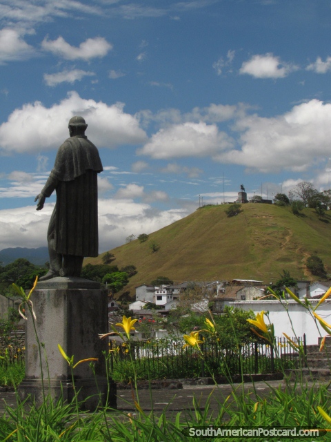 Colina de Morro de Tulcan en el fondo, estatua en primer plano, Popayan. (480x640px). Colombia, Sudamerica.