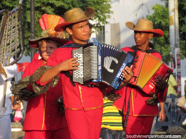 Os jogadores de acordeão vestiram-se em chapéus de uso vermelhos - Fiesta do Mar, Santa Marta. (640x480px). Colômbia, América do Sul.