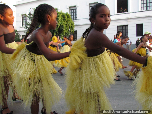 Niñas con la piel negra jóvenes en trajes amarillos mullidos - Festival de Mar, Santa Marta. (640x480px). Colombia, Sudamerica.