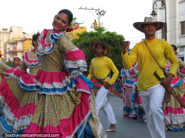 Ejecutantes en vestido vistoso y equipos en el Festival de Mar en Santa Marta. (640x480px). Colombia, Sudamerica.