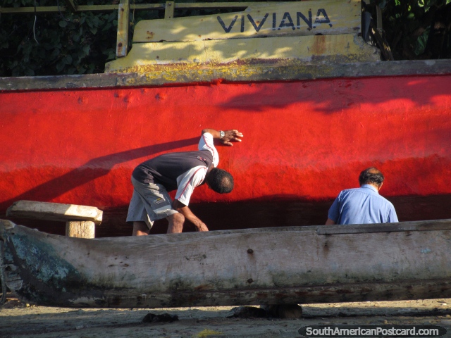 Os homens trabalham no barco 'Viviana' na praia de Taganga. (640x480px). Colômbia, América do Sul.